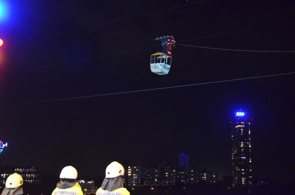 Einsatz BF Hoehenretter Koelner Seilbahn Hoehe Zoobruecke P2625.JPG